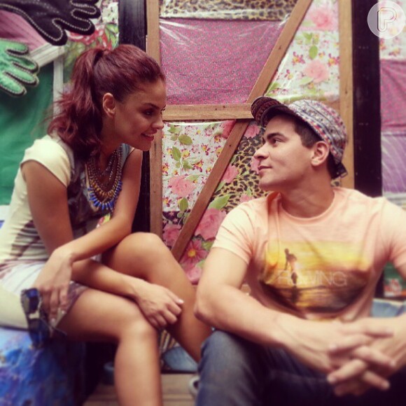 Thiago Martins e Paloma Bernardi posam juntos. O ator publicou em 24 de maio de 2013: 'Hoje o trabalho é com essa linda mulher nessa linda favela'