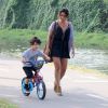 Mãe e filho estão sempre juntos. Dani Suzuki levou o menino para andar de bicicleta na Lagoa Rodrigo de Freitas, na Zona Sul do Rio de Janeiro