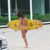 Dani Suzuki sempre é flagrada surfando e exibindo boa forma em praias cariocas