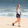 Luana Piovani faz exercícios durante gravidez de gêmeos e se alonga na praia do Leblon, no Rio