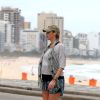 Luana Piovani faz exercícios durante gravidez de gêmeos e se alonga na praia do Leblon, no Rio