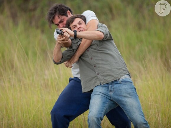 Marcos (Thiago Lacerda) e Caíque (Sergio Guizé) se enfrentam em luta corporal, no último capítulo da novela 'Alto Astral'