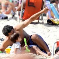 Eduardo Moscovis curte domingo em família e brinca com os filhos na areia