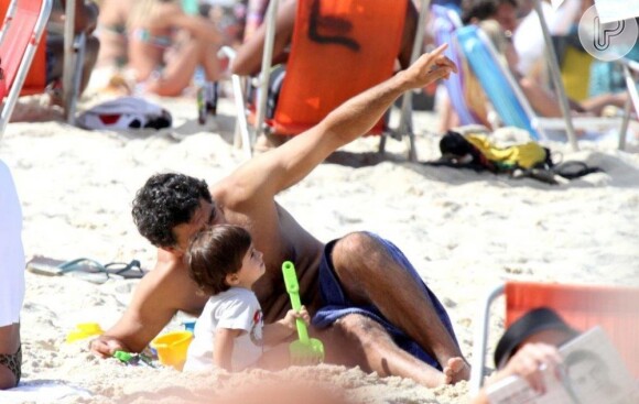 Du Moscovis se diverte na praia com o pequeno Rodrigo, de 1 ano, em 26 de maio de 2013