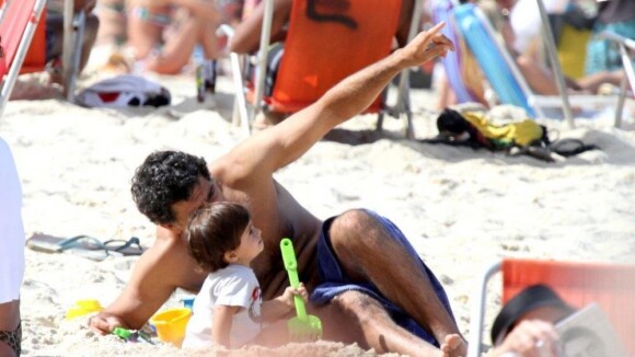 Eduardo Moscovis curte domingo em família e brinca com os filhos na areia