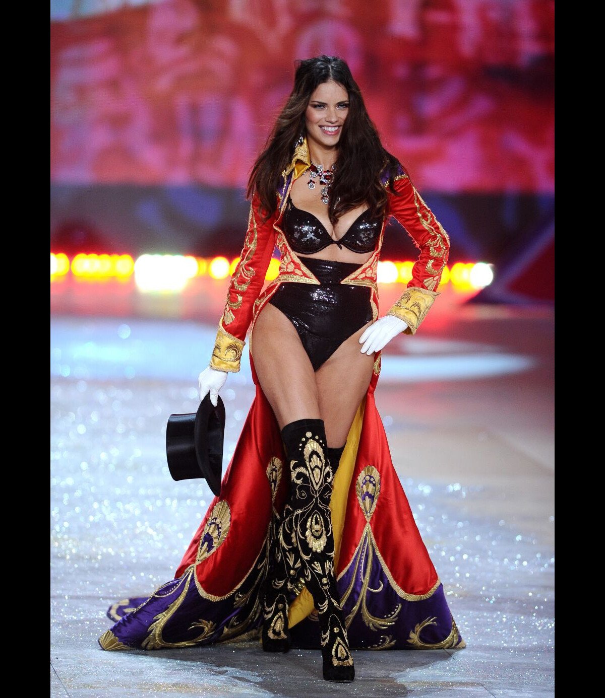 Brasileira usará sutiã de mais de 6 milhões de reais em desfile da  Victoria's Secret - Estadão