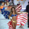 A 'Angel' Lily Aldridge exibe lingerie com a bandeira dos Estados Unidos