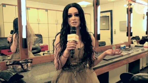A ruiva Marina Ruy Barbosa usa uma peruca de cabelos pretos nas gravações de 'Amorteamo'