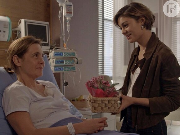 Aline com Inês (Adriana Esteves) no hospital, após a mãe levar um tiro da inimiga, Beatriz (Glória Pires)
