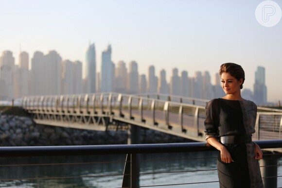 Em Dubai, um vestido escuro, com detalhe de cinto preto formam o look clássico de Alice