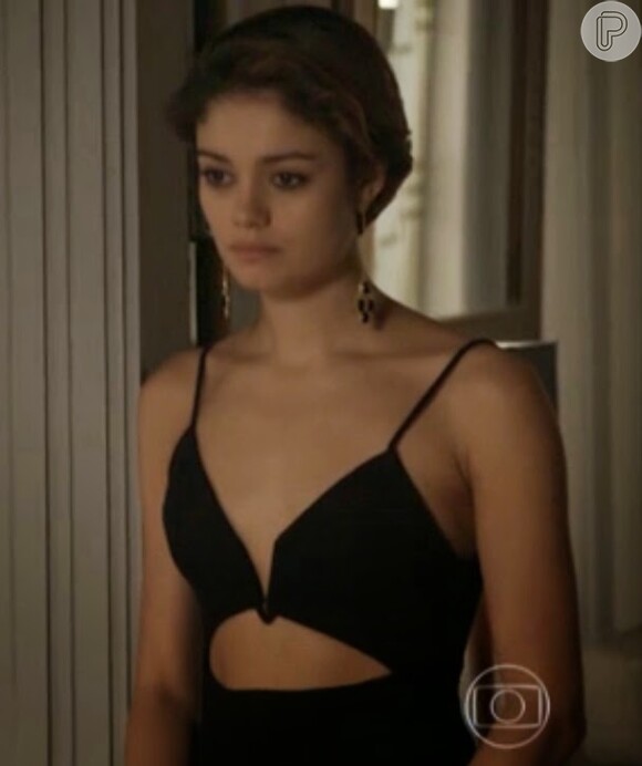 O vestido da marca Ágatha aberto nas costas e decotado foi usado por Alice em cenas já no Brasil