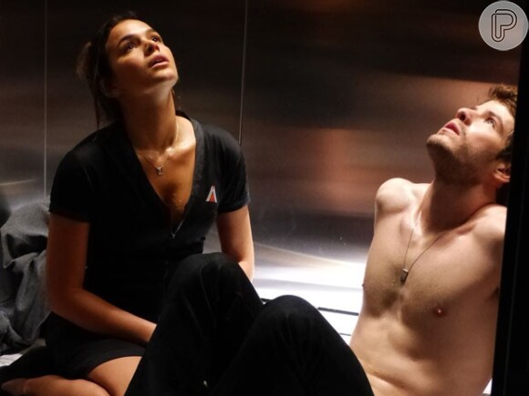 Mari (Bruna Marquezine) e Benjamin (Maurício Destri) ficaram presos no elevador, em 'I Love Paraisópolis'