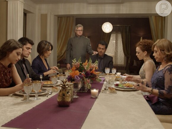 Beatriz (Gloria Pires) janta na casa de Aderbal (Marcos Palmeira), em 'Babilônia'