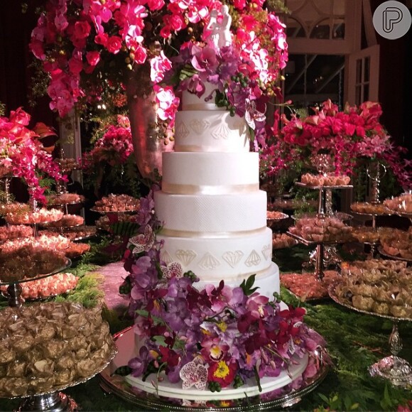 O bolo confeccionado pela The King Cake tinha sete andares e decorado com orquídeas de açúcar