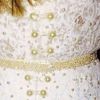 O vestido desenhado por Helô Rocha foi todo feito em renda chantilly francesa com 50 mil pérolas douradas bordadas à mão. 'Ele não tem forro, mas um macacão', revelou Helô