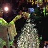 Não podia faltar um brinde com champanhe entre os noivos, Preta Gil e Rodrigo Godoy