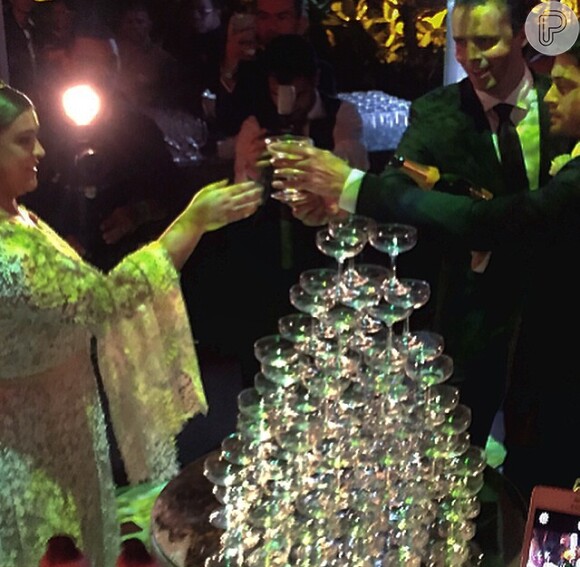 Não podia faltar um brinde com champanhe entre os noivos, Preta Gil e Rodrigo Godoy