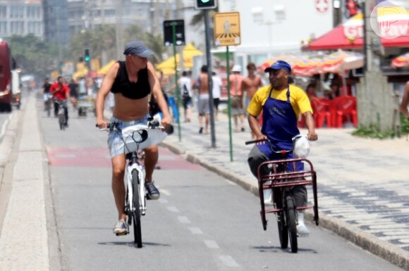 Marcos Caruso conversa com entregador na orla de Ipanema, na zona sul do Rio, em dezembro de 2012