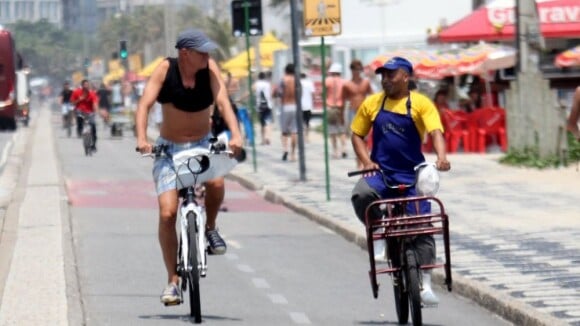 Marcos Caruso bate papo com entregador durante passeio de bicicleta pelo Rio