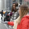 Mari (Bruna Marquezine) e Danda (Tatá Werneck) perdem seus passaportes e dinheiro ao chegarem em Nova York e são obrigadas a pedir esmolas na rua, em 'I Love Paraisópolis', em 13 de maio de 2015