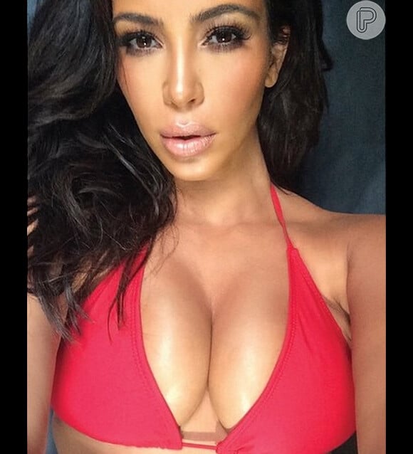 Kim Kardashian posa para selfie em seu Instagram. A estrela acaba de lançar um livro com mais de 300 páginas só de selfies suas