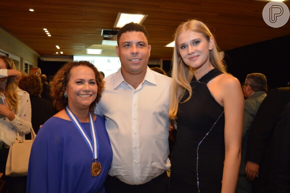 Ronaldo levou a namorada, Celina Locks, para um evento em homenagem a sua mãe, Sônia Nazário de Lima, que aconteceu no Consulado Italiano, no Centro do Rio de Janeiro, na noite desta quinta-feira, 14 de maio de 2015