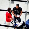 Malvino Salvador embarca em aeroporto do Rio com a filha Ayra, nesta sexta-feira, 15 de maio de 2015