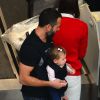 Malvino Salvador embarca em aeroporto do Rio com a filha Ayra, nesta sexta-feira, 15 de maio de 2015