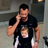 Malvino Salvador embarca com a filha Ayra em aeroporto no Rio