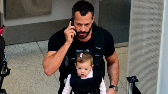 Malvino Salvador embarca com a filha Ayra em aeroporto no Rio