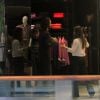Rodrigo Santoro passeia em shopping com o empresário e exibe visual rústico