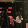 Rodrigo Santoro entrou em uma loja para conferir algumas roupas