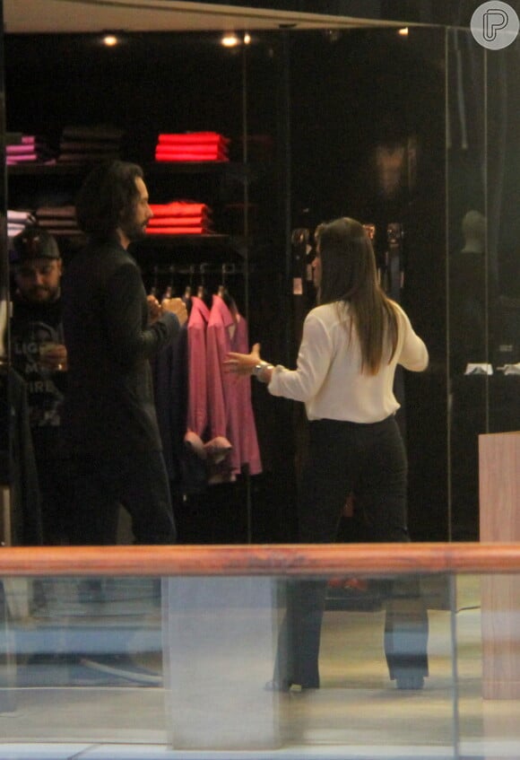 Rodrigo Santoro entrou em uma loja para conferir algumas roupas
