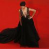 Camila Alves escolheu um vestido preto com detalhes em renda para prestigiar o Festival de Cannes 2015 na noite de sábado