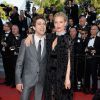 Sienna Miller e Xavier Dolan, que este ano são jurados do Festival de Cannes, posaram juntos no tapete vermelho