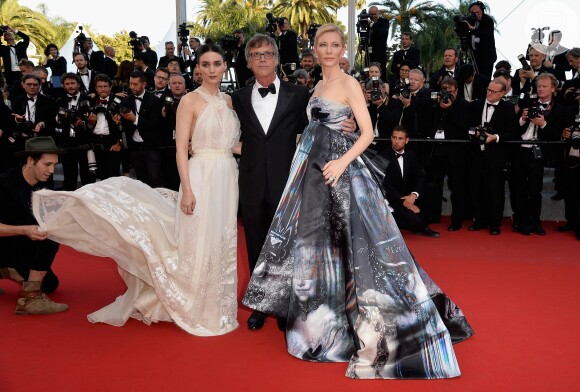 O romance lésbico 'Carol', protagonizado por Cate Blanchett e Rooney Mara, que posaram ao lado do diretor Todd Haynes, atraiu muitos famosos ao red carpet de Cannes neste domingo, 17 de maio de 2015