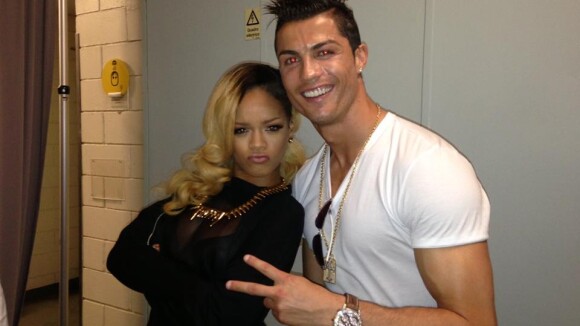 Jogador Cristiano Ronaldo tieta Rihanna depois do show da cantora em Portugal