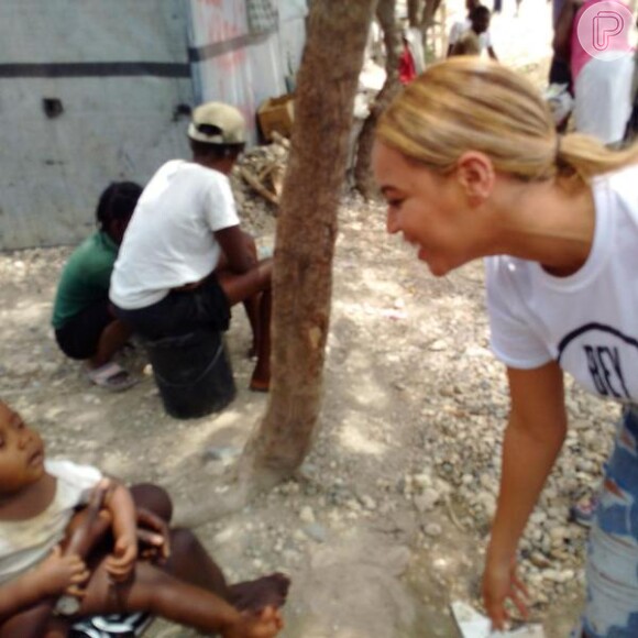 Beyoncé brincou com as crianças durante a visita