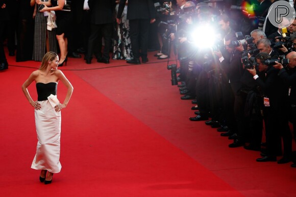 Doutzen Kroes aposta em vestido tomara que caia para o 7º dia do Festival de Cannes 2015