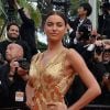 A modelo russa Irina Shayk foi um dos destaques do tapete vermelho com um vestido dourado e com uma enorme fenda lateral no 7º dia do Festival de Cannes