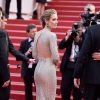 Detalhe do decote nas costas do vestido de Emily Blunt no 7º dia do Festival de Cannes, nesta terça-feira, 19 de maio de 2015