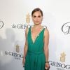 Natalie Portman aposta em vestido verde com superdecote para a première do filme 'Sicario' no Festival de Cannes