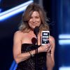 Ellen Pompeu, de 'Grey's Anatomy', subiu ao palco do Billboard Music Awards ostentando um macacão rendado, com um toque de transparência e muito brilho, da grife Zuhair Murad Couture