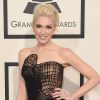 Gwen Stefani apostou no macacão tomara que caia da grife Versace para o Grammy 2015