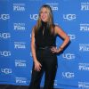 Jennifer Aniston apostou no macacão preto para receber o  prêmio The Montecito Award no Festival de Cinema de Santa Barbara, na Califórnia. A atriz recebeu a menção honrosa por seu papel no longa 'Cake'