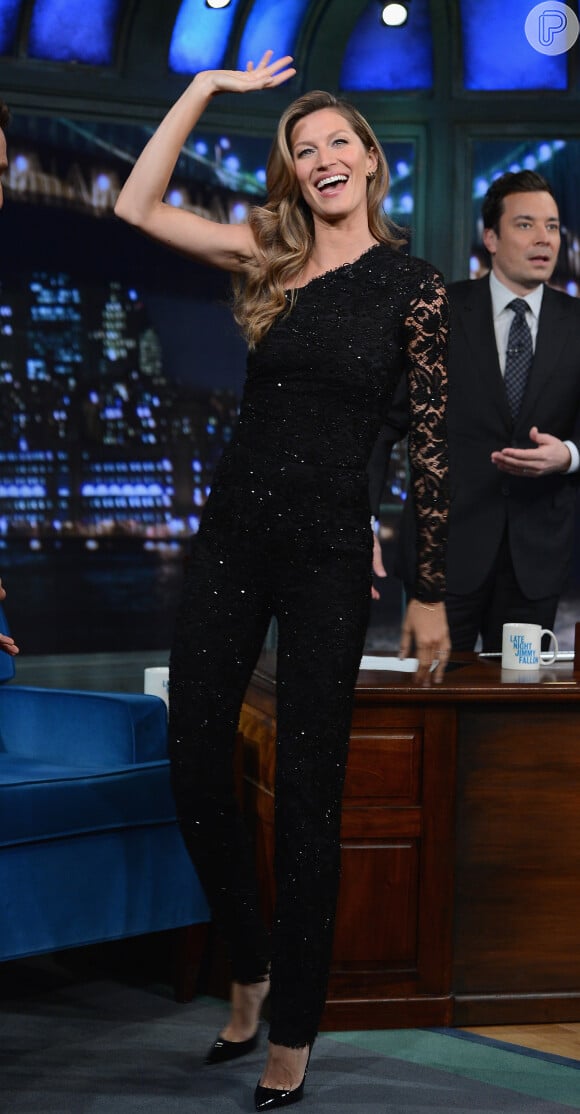 Gisele Bündchen escolheu o macacão preto Emilio Pucci para participar do talk show 'Late Night With Jimmy Fallon'