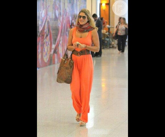 Priscila Fantin apostou em um macacão ao embarcar em um aeroporto  no Rio, em maio de 2015. Na ocasião, a atriz usou um cinto e lenço para completar o look
