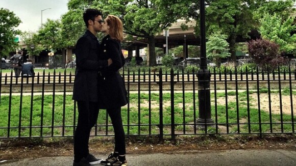 Sophia Abrahão e Sergio Malheiros trocam beijos em viagem para Nova York