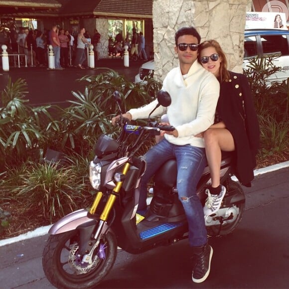 Sophia Abrahão e Sergio Malheiros passearam de moto por Las Vegas