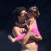 Cauã Reymond passa aniversário com a filha, Sofia, em praia deserta